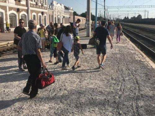 В Кривом Роге железнодорожный вокзал больше становится похожим на пляж (фотофакт)