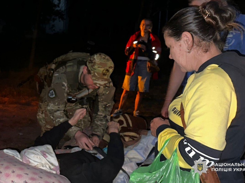 Не мав шансів виїхати сам: на Дніпропетровщині поліцейські евакуювали дідуся з прифронтового села