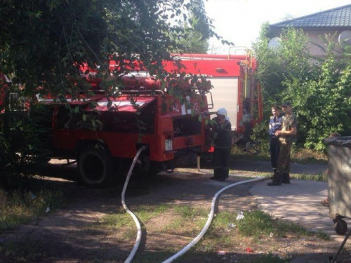 Пожар в Кривом Роге повредил сразу несколько сараев (ФОТО)