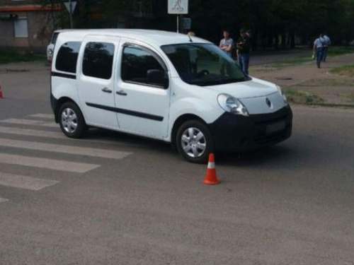 В Кривом Роге иномарка сбила женщину на «зебре» (ФОТО)