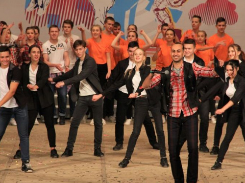 Самые зажигательные школьники Кривого Рога схлестнулись в танцевальном баттле (фото)