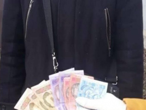 В Кривом Роге правоохранители провели контрольную закупку и задержали мужчину с наркотриками (фото)