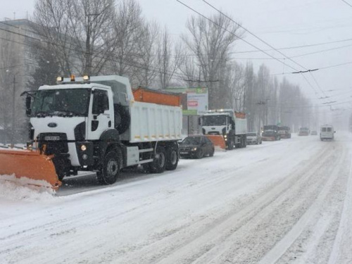 В Кривом Роге на борьбу с непогодой брошены 42 единицы спецтехники (ФОТО+ВИДЕО)