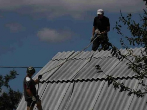 В Кривом Роге выдают матпомощь хозяевам жилья, пострадавшего от урагана (ФОТО)