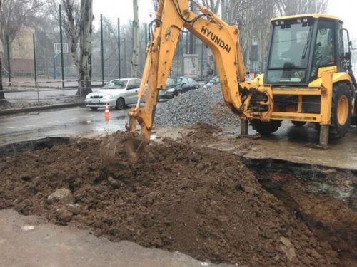 Яму посреди проспекта Металлургов в Кривом Роге засыпать будут в несколько заходов