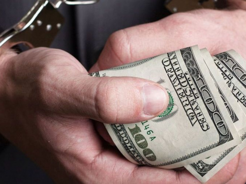 На Днепропетровщине за получение взятки в 25 тысяч долларов был задержан чиновник (фото)