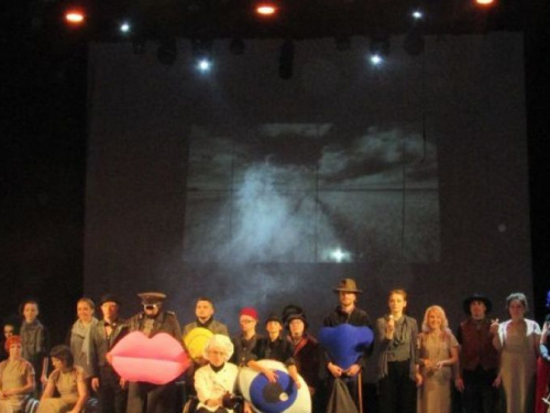 Охота на снарка: в Кривом Роге с аншлагом прошла премьера спектакля с особенными артистами (фото)