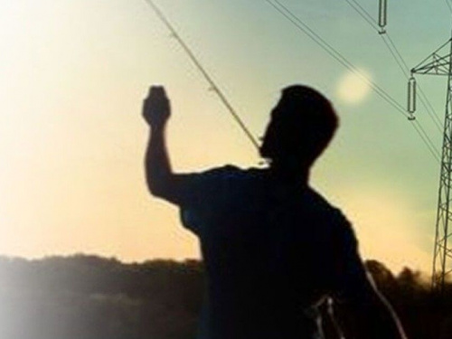 Рибалка під електролініями, фото з відкритих джерел 