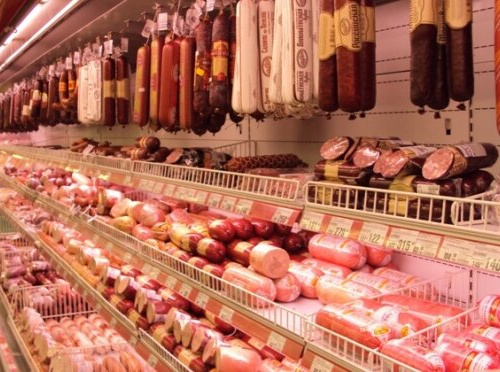 В Україні знизилися ціни на ковбасу та сир: яка вартість продуктів