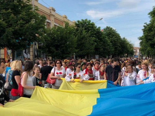 Красота этнической моды: в Кривом Роге прошел парад вышиванок (ФОТО, ВИДЕО)