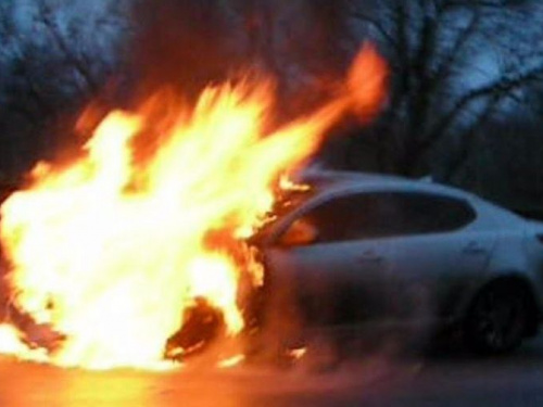 В Кривом Роге ночью в одном из районов загорелся автомобиль