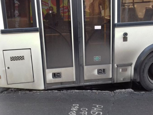 В Кривом Роге просевшие ливневки "травмируют" новые автобусы (фото)
