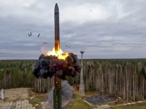 4 квітня по Кривому Рогу вдарили балістикою, фото з відкритих джерел