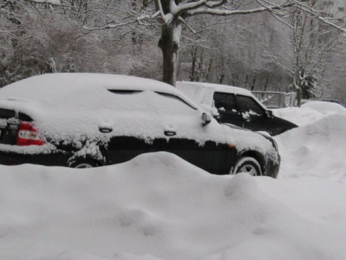Снегоуборочная техника Кривого Рога не может качественно убирать дороги из-за припаркованных машин