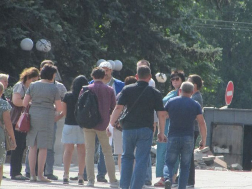 Под горисполкомом в Кривом Роге против "кадрово-управленческой импотенции" митингуют люди, сидящие без воды 6 дней (фото)