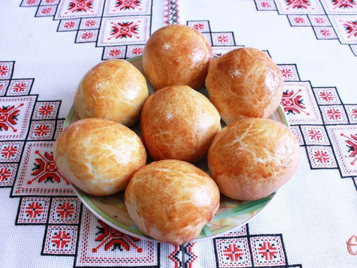 Булочки на скатертині з орнаментом - фото з відкритих джерел