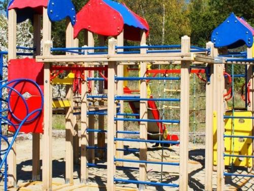 В Кривом Роге жители через петицию требуют обеспечить безопасность детей, играющих на детской площадке