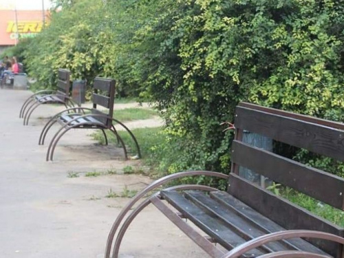 Обновленный "бродвей": в одном из районов Кривого Рога восстановили лавочки и освещение (фото)