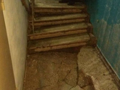 В Кривом Роге дом, где из-за порыва трубы обвалился подъезд, ремонтируют за средства управителя