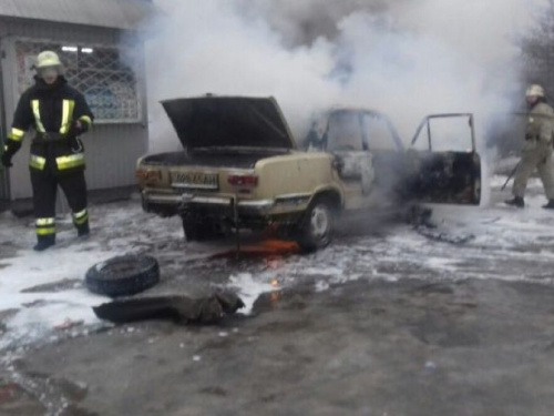 В Кривом Роге на временной стоянке загорелся автомобиль