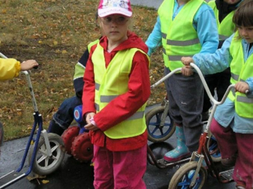 В Украине с 1 сентября дети начальной школы будут носить светоотражающие жилеты