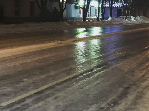 Дороги Кривого Рога превратились в сплошной каток (видео)