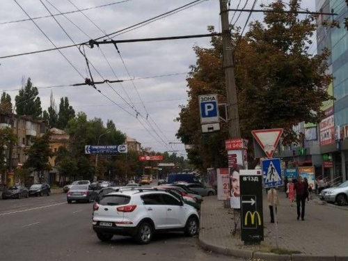 В Кривом Роге 6-полосный проспект стал уже из-за  нарушителей правил парковки (ФОТО)