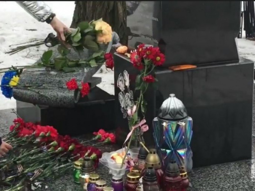 В память о Кузьме Скрябине криворожане организовали автопробег и зажгли лампадки на месте трагедии