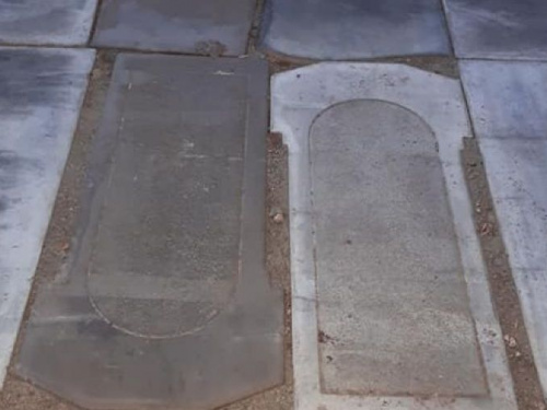 Народный движ: в Кривом Роге подход к остановке обустроили надгробными плитами (фотофакт)