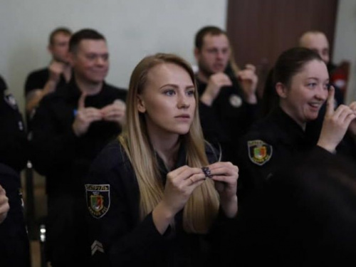 Полицейских Кривого Рога обеспечили справочниками по языку жестов (фото)