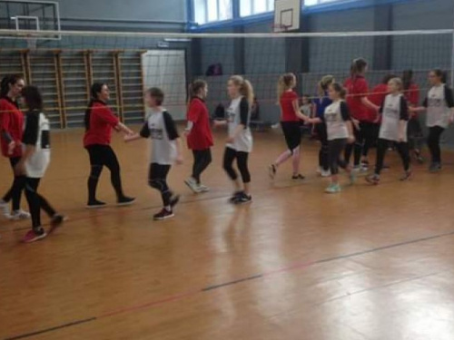 Олимпийские надежды: в Кривом Роге прошли областные соревнования по волейболу (фото)