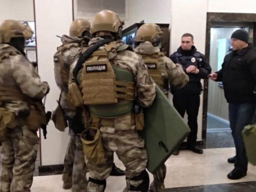 Вооруженный житель Кривого Рога закрылся в гостинице в Днепре (фото)