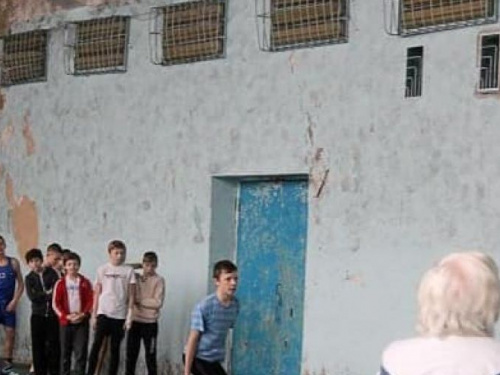 Стыд и срам: в сети показали, в каких условиях занимаются спортом дети (фото)