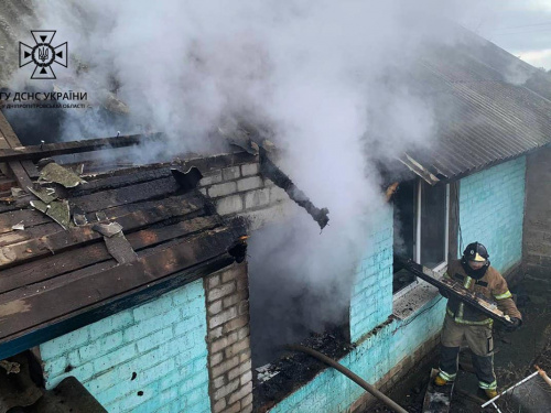 Криворізькі рятувальники загасили пожежу в житловому будинку Криворізького району