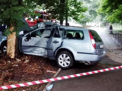 На Днепропетровщине произошло смертельное ДТП: два человека погибли, четверо пострадали (фото)