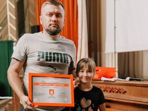 Родина знову разом: оборонець Маріуполя після російського полону отримав квартиру від «Серця Азовсталі»
