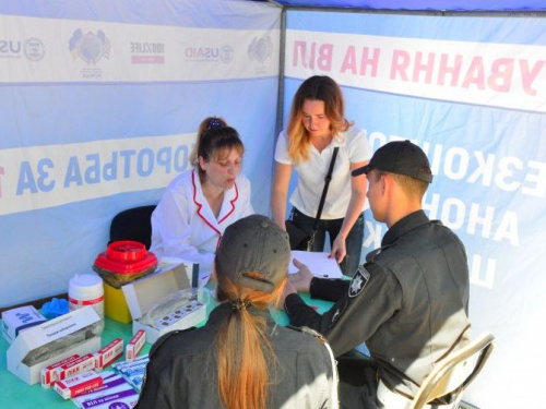 В Кривом Роге за 5 часов почти 500 горожан протестировались на ВИЧ (фото)