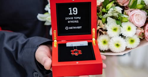 Від металу до відзнаки: як виготовляють «Золоту зірку Метінвесту»