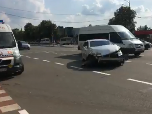 В Кривом Роге в ДТП попала маршрутка с людьми: есть пострадавшие (видео)