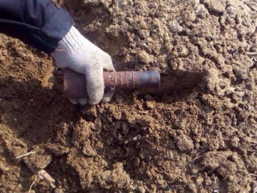 Под Кривым Рогом местные жители обнаружили противотанковую мину (фото, видео)