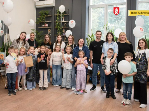 Свято для першачків: дітей оборонців Маріуполя привітали напередодні навчального року