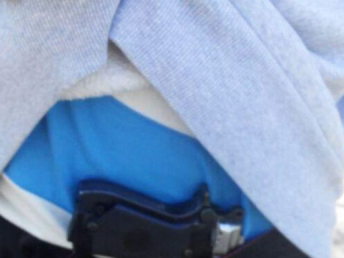 В Кривом Роге молодой мужчина гулял по улицам с пистолетом (ФОТО)