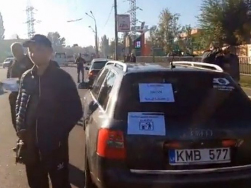 Водители Кривого Рога бастуют против повышения цен на бензин: затруднено движение по улице Волгоградской (ФОТО)