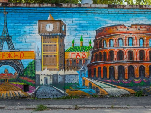 В Кривом Роге появился еще один мини-мурал - во дворах домов на БМВ (фото)