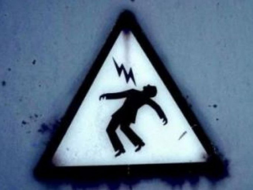 У жодному разі не торкатися обірваних ліній електропередач - попередження
