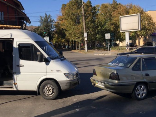 В Кривом Роге маршрутка с пассажирами столкнулась с легковушкой (ФОТО)