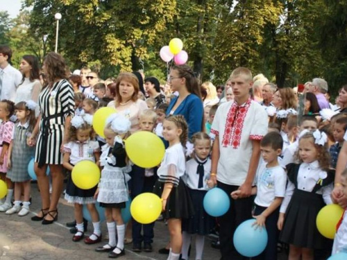 В одной из школ Кривого Рога на праздник отказались от цветов и собрали более 20 000 гривен (фото)
