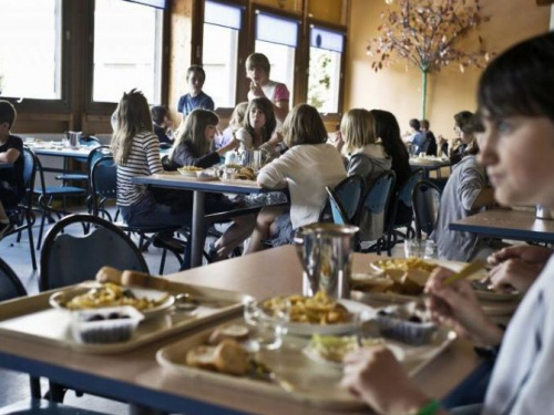 Незваные гости: в Кривом Роге родители и активисты нагрянули в школьную столовую