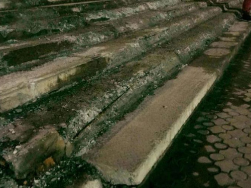 Торчащая арматура и едва не сломанные ноги: в Кривом Роге депутат написал жалобу Укрзалізниці