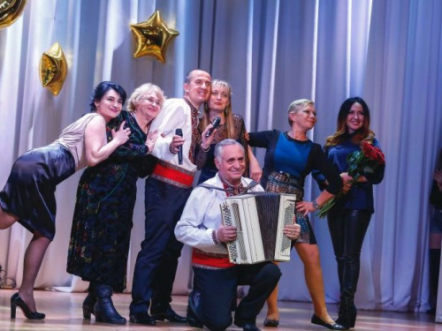 Народный депутат из Кривого Рога и его команда поздравили ДК «Карачуны» с 60-м Днём рождения (фото)